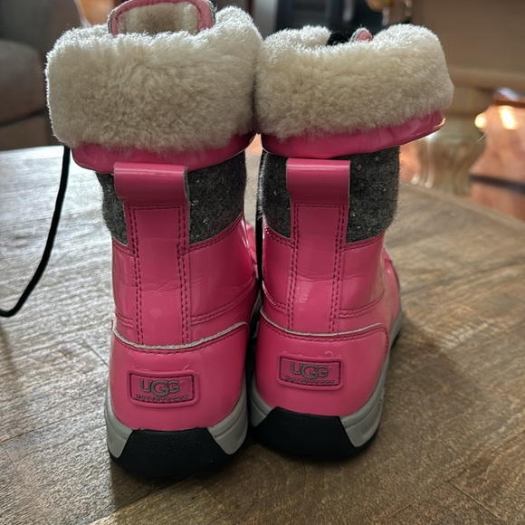 Girls excellent condition UGG Adirondack boots - Picture 3 of 7